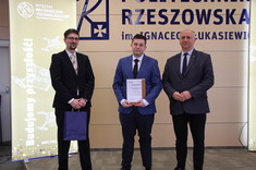 od lewej: prodziekan ds. kształcenia WMT dr inż. Marcin Marciniak, mgr inż. Kamil Cyrkun, dziekan WMT dr hab. inż. Andrzej Trytek, prof. PRz, fot. mgr inż. Wiktoria Zbyrad-Kołodziej