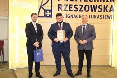 od lewej: prodziekan ds. kształcenia WMT dr inż. Marcin Marciniak, mgr inż. Mateusz Lenart, dziekan WMT dr hab. inż. Andrzej Trytek, prof. PRz, fot. mgr inż. Wiktoria Zbyrad-Kołodziej