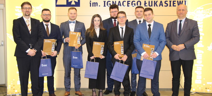 uczestnicy konkursu wraz z dziekanami WMT, fot. mgr inż. Wiktoria Zbyrad-Kołodziej