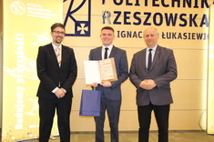 od lewej: prodziekan ds. kształcenia WMT dr inż. Marcin Marciniak, mgr inż. Grzegorz Baran, dziekan WMT dr hab. inż. Andrzej Trytek, prof. PRz, fot. mgr inż. Wiktoria Zbyrad-Kołodziej