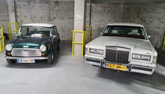 Morris Mini (po lewej) oraz Lincoln Town Car (po prawej)
