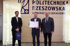 od lewej: prodziekan ds. kształcenia WMT dr inż. Marcin Marciniak, mgr inż. Mateusz Skowyra, dziekan WMT dr hab. inż. Andrzej Trytek, prof. PRz, fot. mgr inż. Wiktoria Zbyrad-Kołodziej