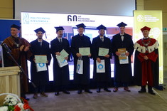 od lewej: dziekan WMT dr hab. inż. Andrzej Trytek, prof. PRz, uczestnicy konkursu Dyplomowa Sesja Plakatowa POSTER MASTER 2026 oraz prorektor ds. rozwoju i współpracy – prof. dr hab. inż. Jarosław Sęp,