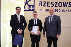 od lewej: prodziekan ds. kształcenia WMT dr inż. Marcin Marciniak, mgr inż. Patryk Karaś, dziekan WMT dr hab. inż. Andrzej Trytek, prof. PRz, fot. mgr inż. Wiktoria Zbyrad-Kołodziej