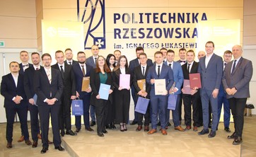absolwenci studiów mgr WMT wraz z dziekanami WMT oraz promotorami prac dyplomowych