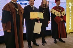 od lewej: dziekan WMT dr hab. inż. Andrzej Trytek, prof. PRz, uczestnik konkursu mgr inż. Mariusz Partyka, Pani Kamila Mitka TSSE Euro-Park Wisłosan oraz prorektor ds. rozwoju i współpracy – prof. dr hab. inż. Jarosław Sęp,