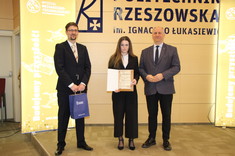 od lewej: prodziekan ds. kształcenia WMT dr inż. Marcin Marciniak, mgr inż. Karolina Kwaśnik, dziekan WMT dr hab. inż. Andrzej Trytek, prof. PRz, fot. mgr inż. Wiktoria Zbyrad-Kołodziej