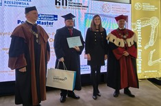 od lewej: dziekan WMT dr hab. inż. Andrzej Trytek, prof. PRz, uczestnik konkursu mgr inż. Jacek Ochorok, Pani Kamila Mitka TSSE Euro-Park Wisłosan oraz prorektor ds. rozwoju i współpracy – prof. dr hab. inż. Jarosław Sęp,