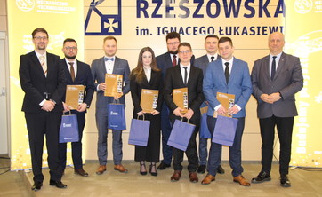 uczestnicy konkursu wraz z dziekanami WMT, fot. mgr inż. Wiktoria Zbyrad-Kołodziej