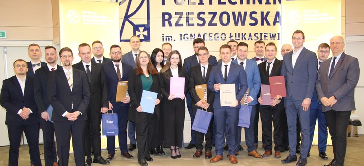 absolwenci studiów mgr WMT wraz z dziekanami WMT oraz promotorami prac dyplomowych