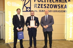 od lewej: prodziekan ds. kształcenia WMT dr inż. Marcin Marciniak, mgr inż. Michał Bujak, dziekan WMT dr hab. inż. Andrzej Trytek, prof. PRz, fot. mgr inż. Wiktoria Zbyrad-Kołodziej